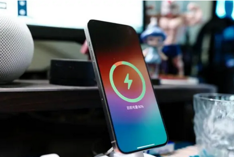 苏尼特左苹果15换屏服务分享用什么充电器给iPhone15充电更好 